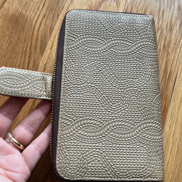 Tous brand new medium tote. Amazing color. Include the wallet. - Picture 9 of 11